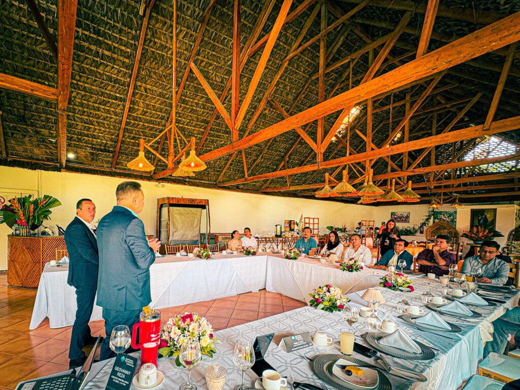 Conferencia sobre propiedades en Miami y Orlando cautivó a la Cámara de Industriales de Santo Domingo de los Tsáchilas